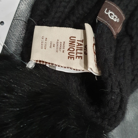 Brand new Ugg Cable Knit scarf with pom pom black - Picture 6 of 6